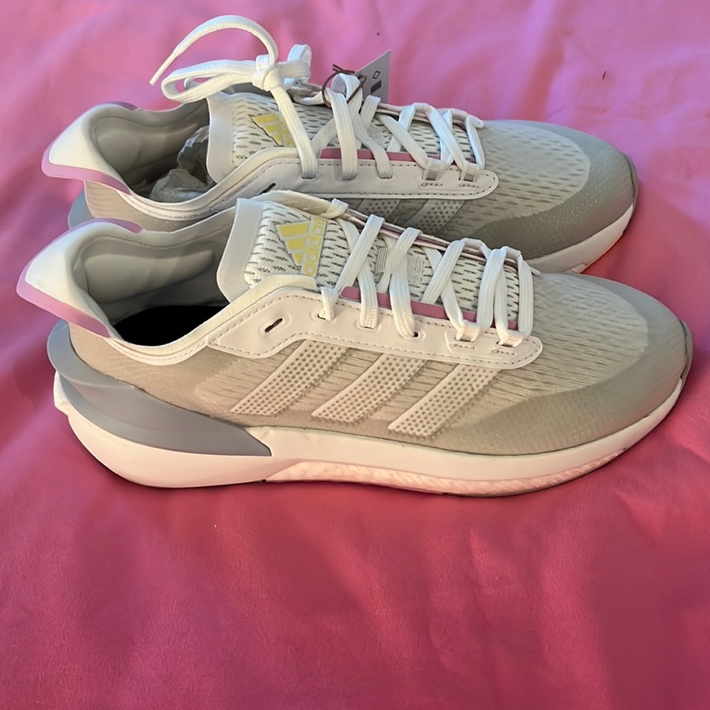 NWT SZ 8 Adidas Women's Avryn Shoes-Super cute and comfortable! New in box